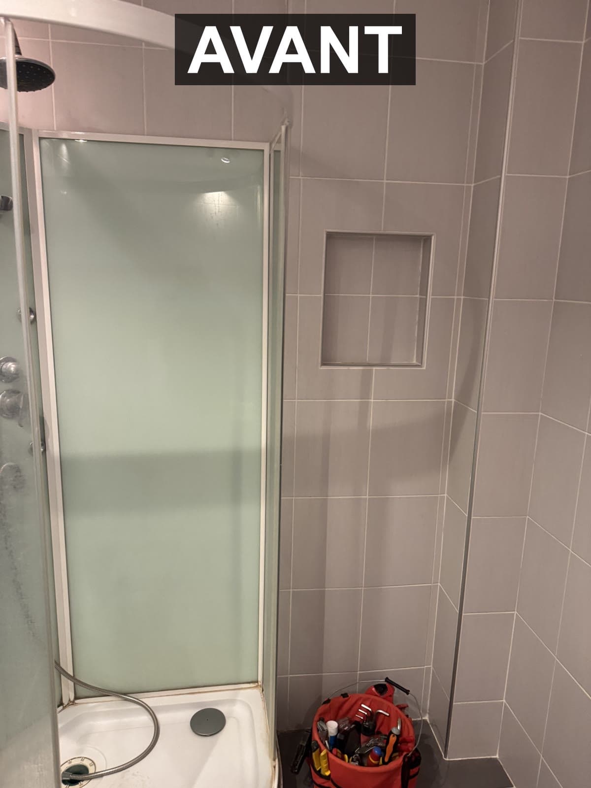 Salle de bain avant rénovation - revêtements à refaire